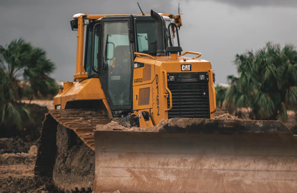 Bulldozer amarillo de frente en una obra de construcción
