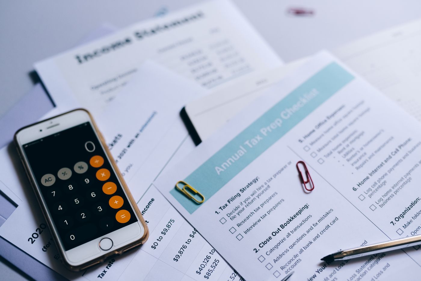 Documentos financieros con una calculadora sobre un estado de resultados