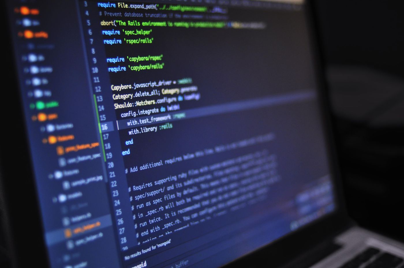 Editor de código con software en desarrollo en la pantalla de un portátil
